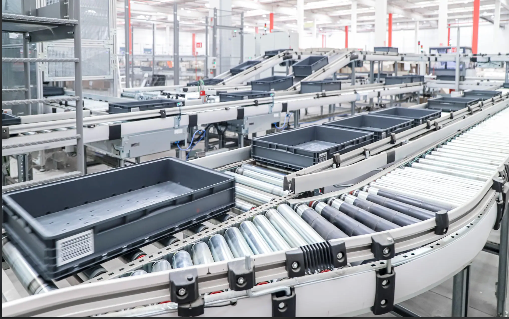 Automated tote conveyors in a warehouse